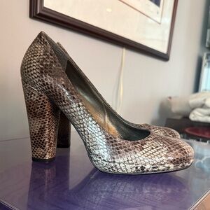 Stuart Weitzman Brown Snakeskin Leather Pumps